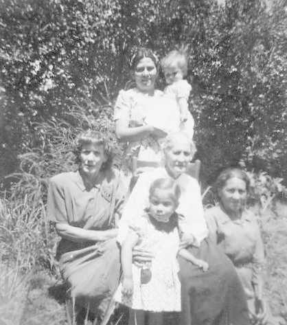 Emma with her daughters "Tuli" and "Licha", also mother-in-law and grandmother-in-law