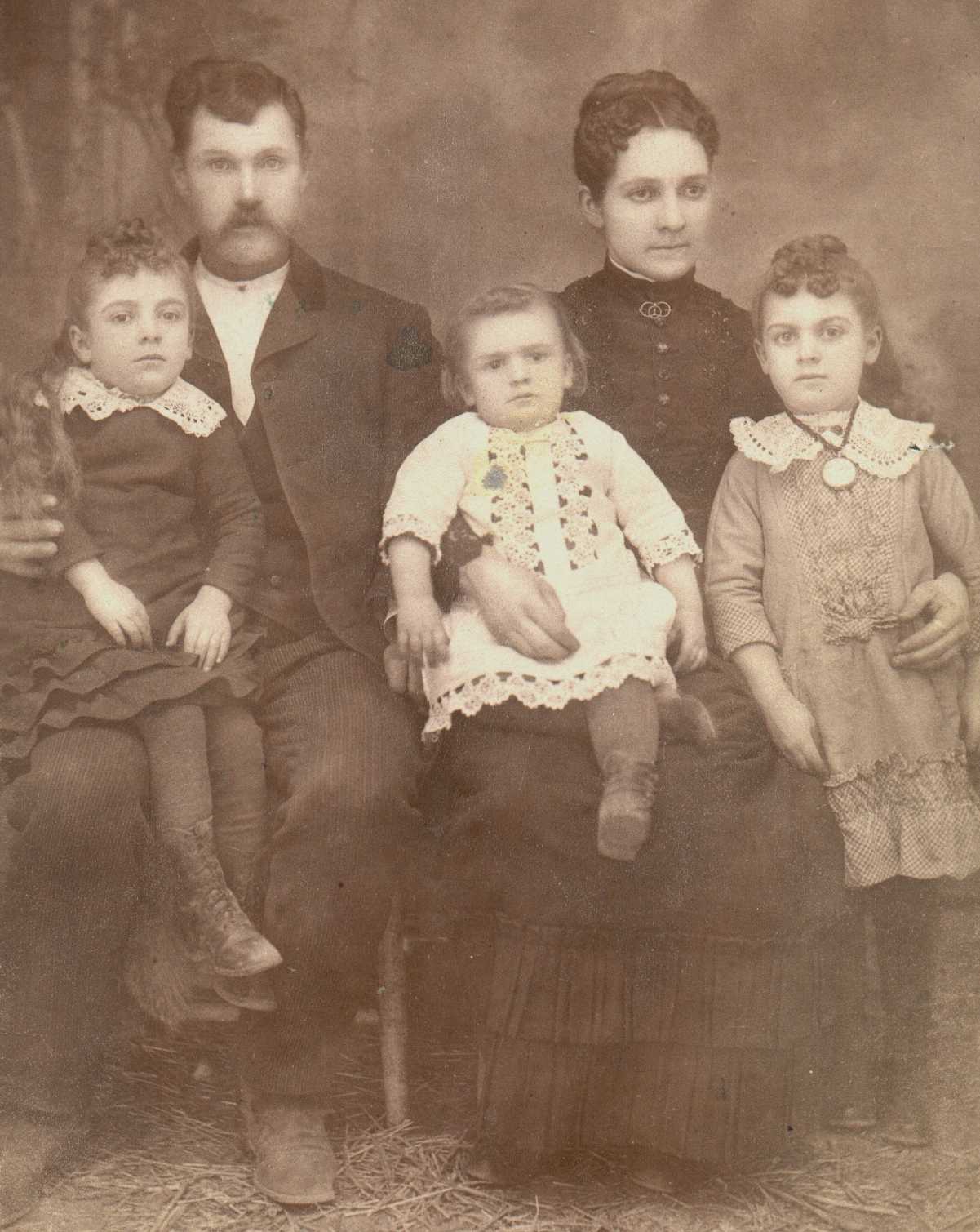 Charles David Brown with wife Sarah Ellen Dixon Brown and daughters: Etta, Alice and Pearl