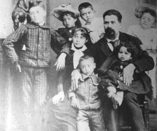 Dr. Aureliano Navas Villarreal with his seven children c. 1896